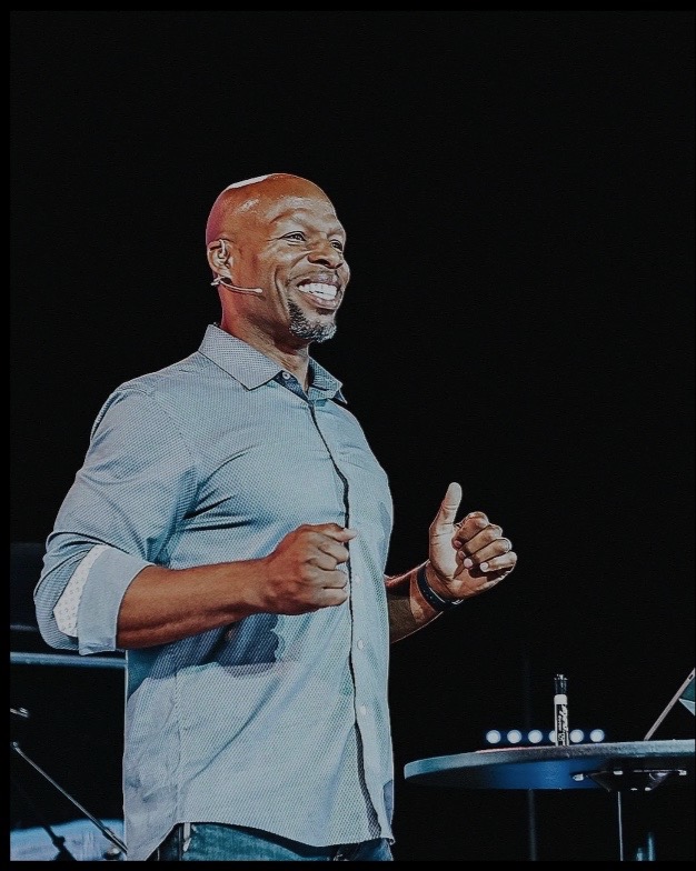 Mondoe Davis on stage speaking